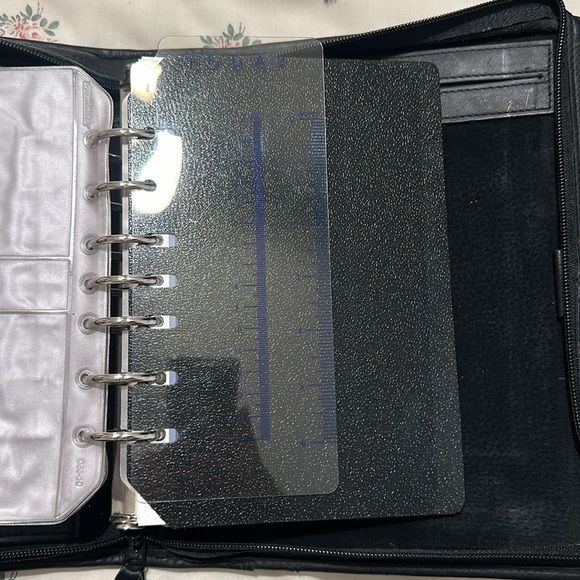 Kirkland signature zip up leather organizer/planner. 7 ring. - Picture 6 of 14